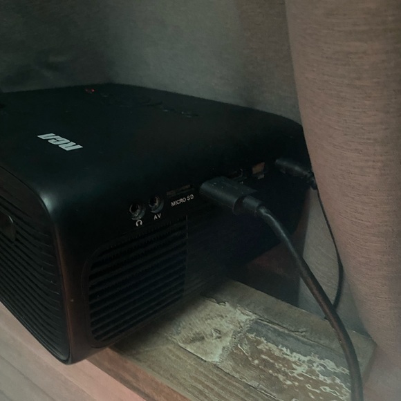 Projecter - Picture 2 of 3